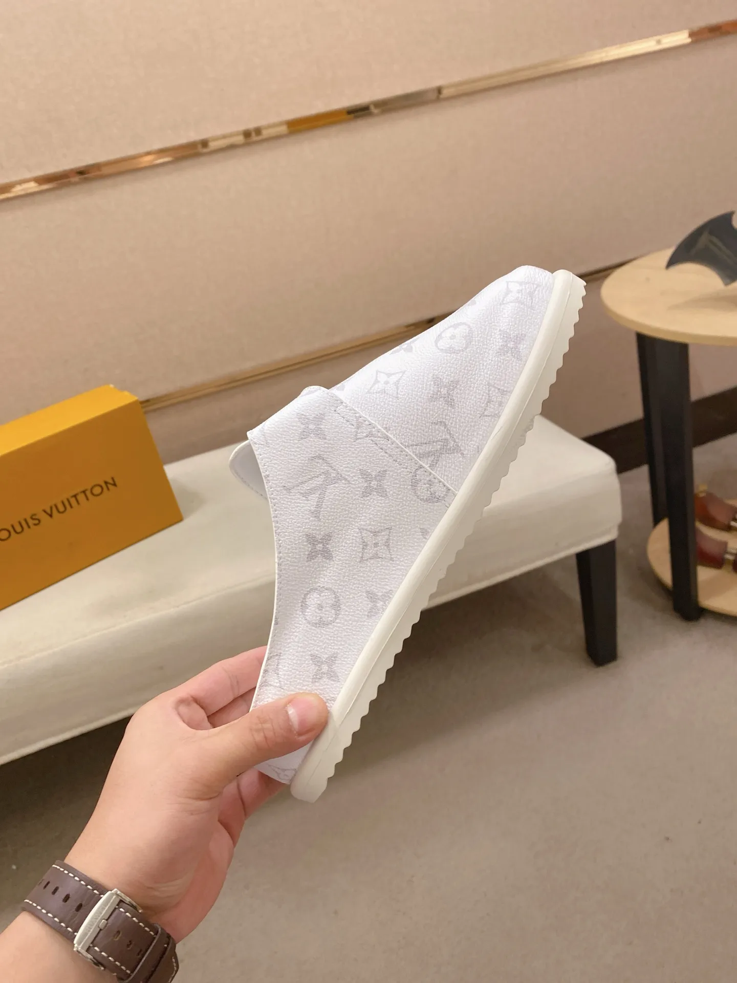 Men's shoes 💰: 360💰Made by LV🔍Top purchasing agents, men's spring and summer slippers are synchronized in the counters. The uppers are made of imported materials from Italy with logo graphics and high-quality craftsmanship. The soles: original soles specially provided by the original factory. The exclusive movable molded soles are super comfortable. Original goods follow the order, 🔍🔍high quality, you can enter and exit the counter at will. Welcome to compare, code number 38-44.